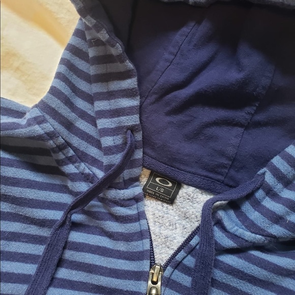 🍀 3 for $20 🍀 Blue Oakley hoodie - Picture 2 of 2
